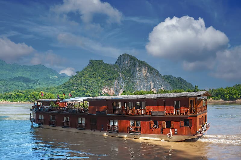 En kryssningsbåt som kryssar längs mekong-floden vid pak eller grottor nära luang prabang laos arkivfoton