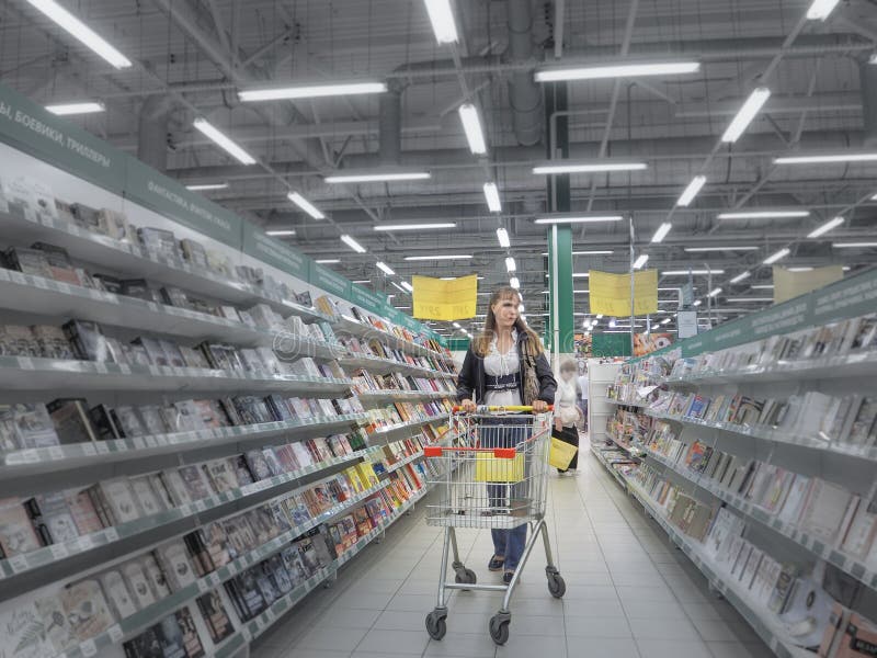 En kvinna av det caucasian utseendet gör köp på supermarket Ryssland sommar 2017 royaltyfri foto En kvinna av det caucasian utseendet gör köp på supermarket Ryssland sommar 2017 royaltyfri foto