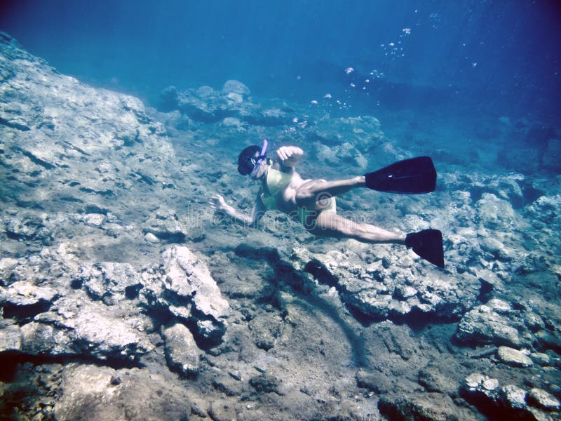 En kvinna som snorkeling royaltyfri bild En kvinna som snorkeling royaltyfri bild