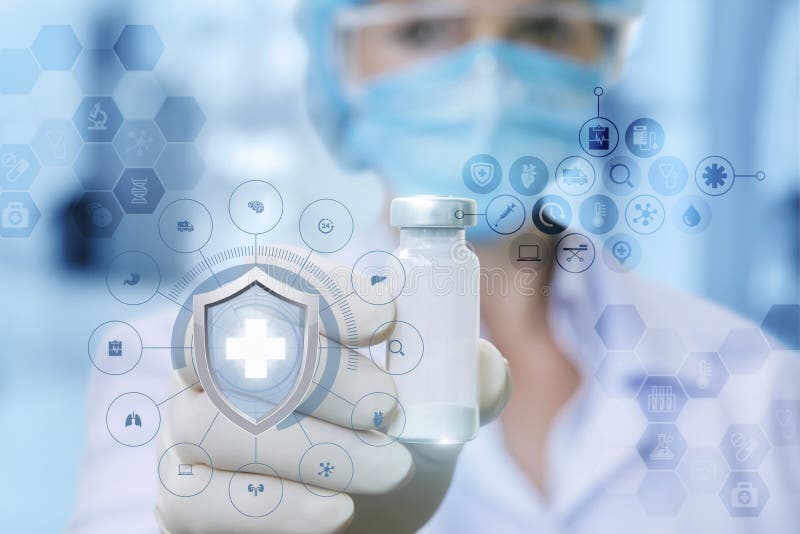 En kvinnlig doktor i den medicinska maskeringen visar en vaccin i hennes hand i gummihandske arkivfoto En kvinnlig doktor i den medicinska maskeringen visar en vaccin i hennes hand i gummihandske arkivfoto