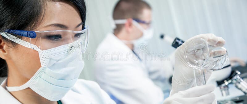 En kvinnlig kvinnlig forskare som arbetar i ett medicinskt forskningslaboratorium eller en panoramabanner i laboratorium