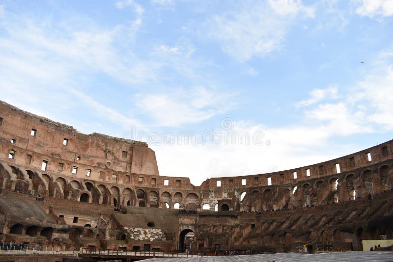 Arena Del Coliseo En Roma Anfiteatro En La Capital De Roma Italia