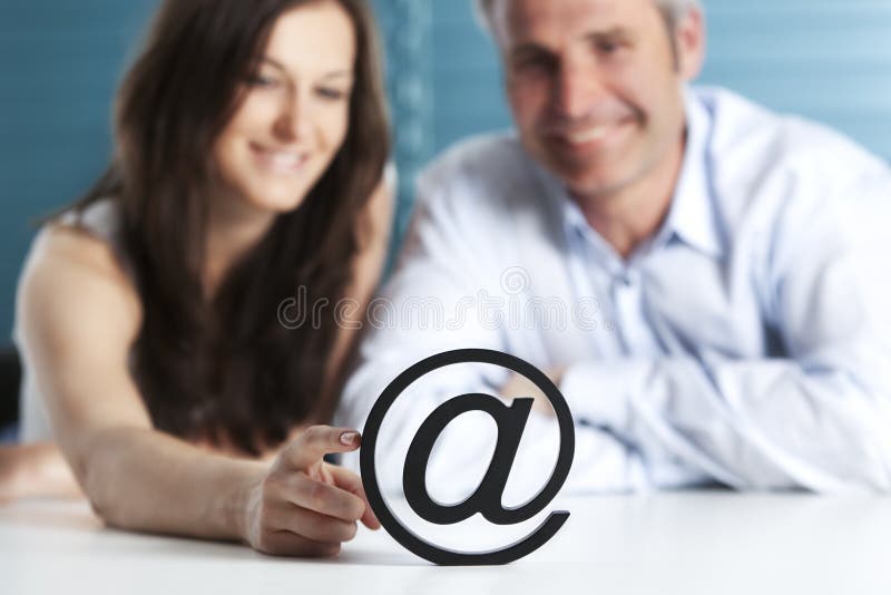 En la carta con la mujer y el hombre de negocios. imagen de archivo libre de regalías En la carta con la mujer y el hombre de negocios. imagen de archivo libre de regalías