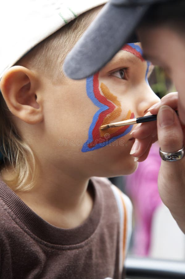 At fair, the woman draws the child. At fair, the woman draws the child