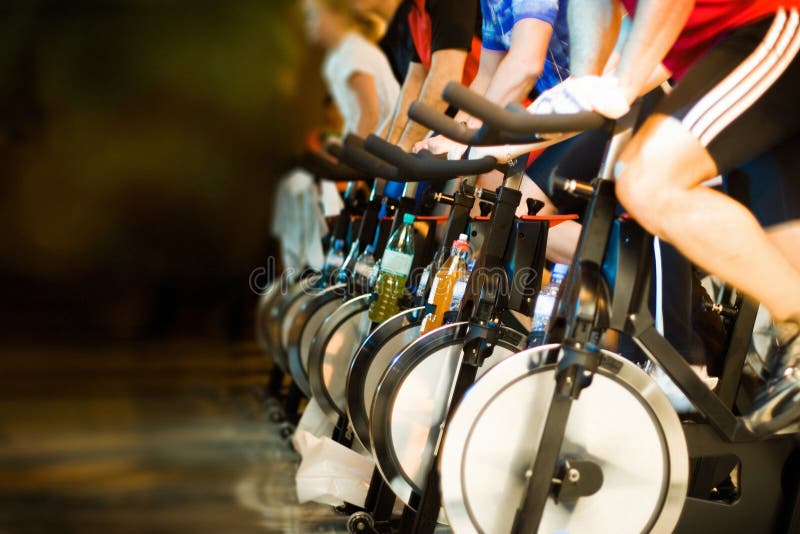 En la gimnasia - forma de vida activa 3 fotografía de archivo libre de regalías En la gimnasia - forma de vida activa 3 fotografía de archivo libre de regalías
