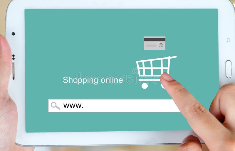En la línea compras en la pantalla de la tableta, comercio electrónico fotografía de archivo libre de regalías En la línea compras en la pantalla de la tableta, comercio electrónico fotografía de archivo libre de regalías