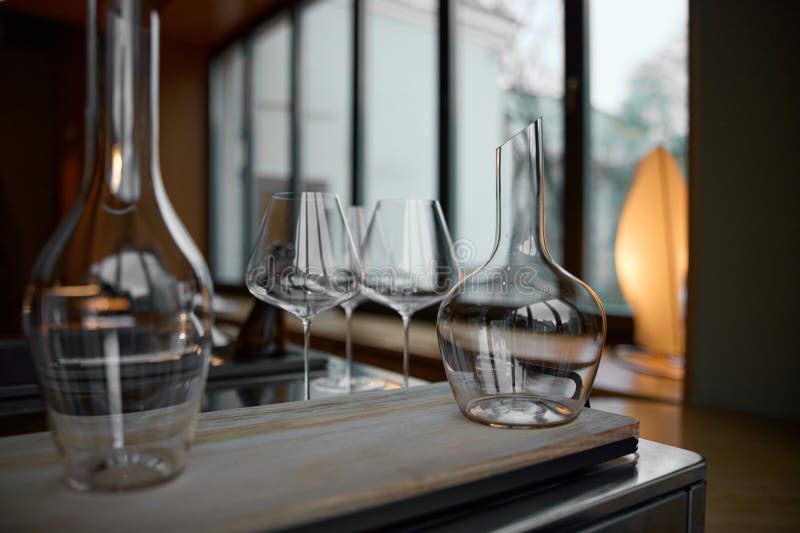 En la mesa de una bodega especial se ofrecen copas de vino limpias, una mesa elegante con una botella de vino espumoso imagen de archivo libre de regalías