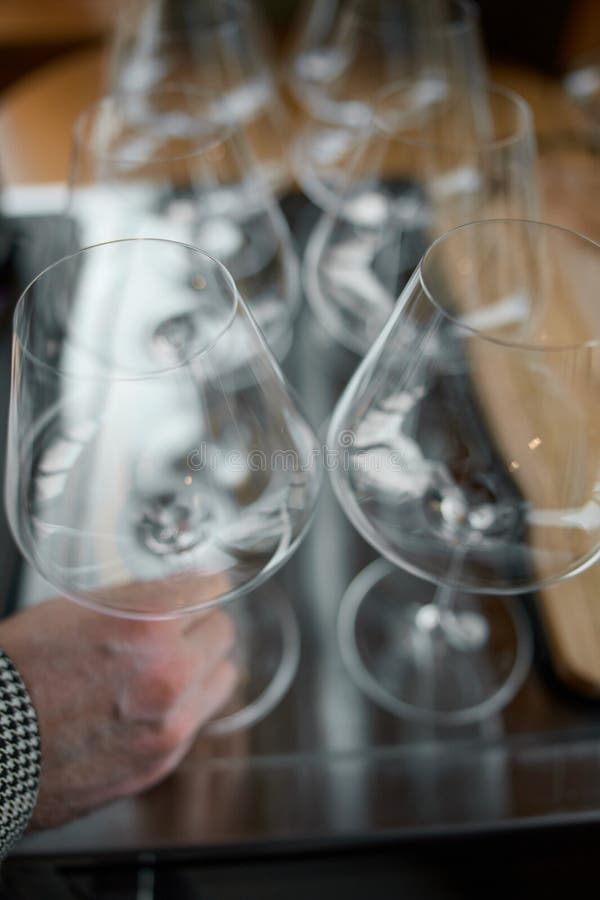 En la mesa de una bodega especial se ofrecen copas de vino limpias, una mesa elegante con una botella de vino espumoso fotos de archivo