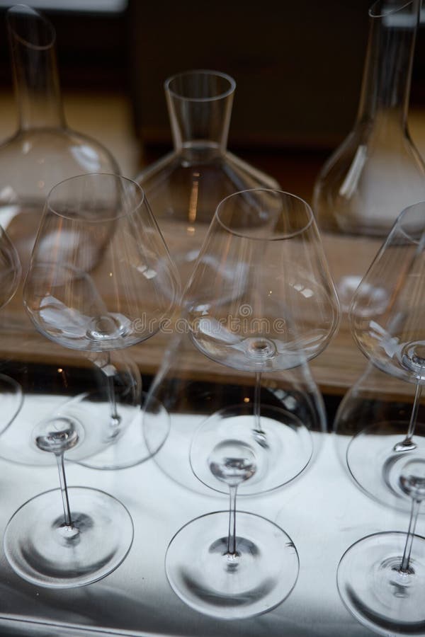En la mesa de una bodega especial se ofrecen copas de vino limpias, una mesa elegante con una botella de vino espumoso fotos de archivo libres de regalías