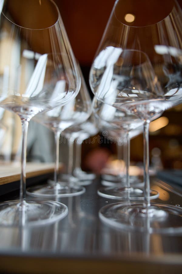 En la mesa de una bodega especial se ofrecen copas de vino limpias, una mesa elegante con una botella de vino espumoso foto de archivo libre de regalías