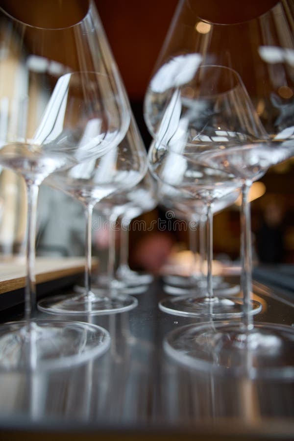En la mesa de una bodega especial se ofrecen copas de vino limpias, una mesa elegante con una botella de vino espumoso imagen de archivo