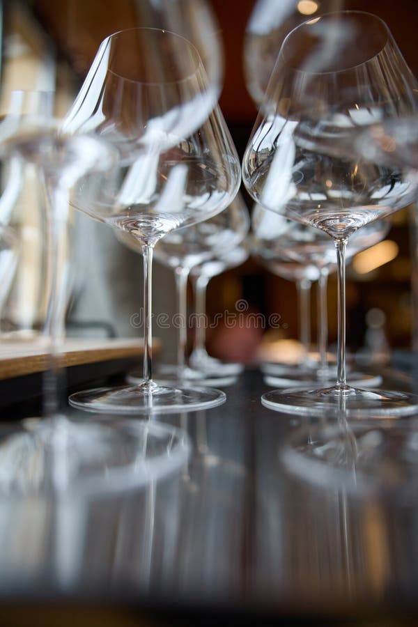 En la mesa de una bodega especial se ofrecen copas de vino limpias, una mesa elegante con una botella de vino espumoso foto de archivo