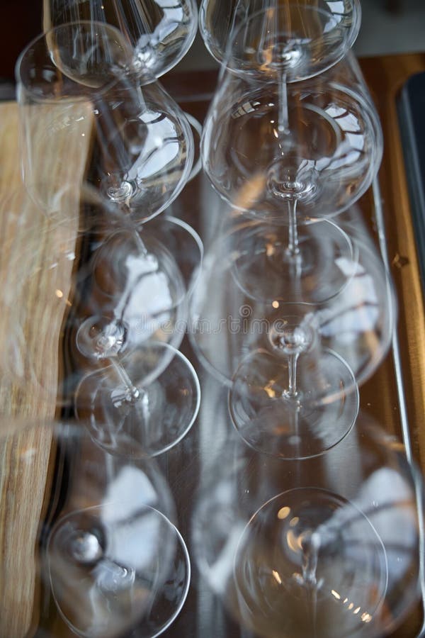 En la mesa de una bodega especial se ofrecen copas de vino limpias, una mesa elegante con una botella de vino espumoso foto de archivo libre de regalías