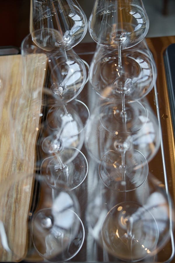 En la mesa de una bodega especial se ofrecen copas de vino limpias, una mesa elegante con una botella de vino espumoso foto de archivo