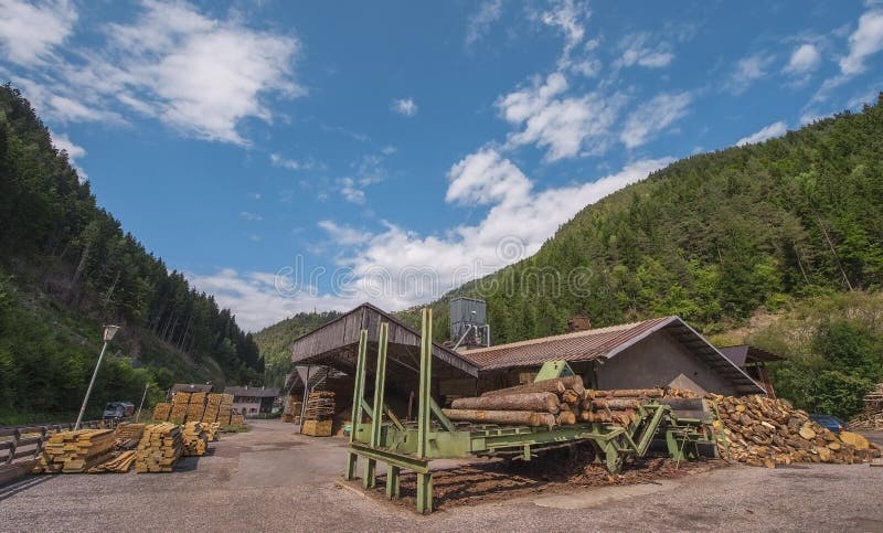 Contador De La Sobremesa Con El Fondo Interior Borroso De La Gente Y