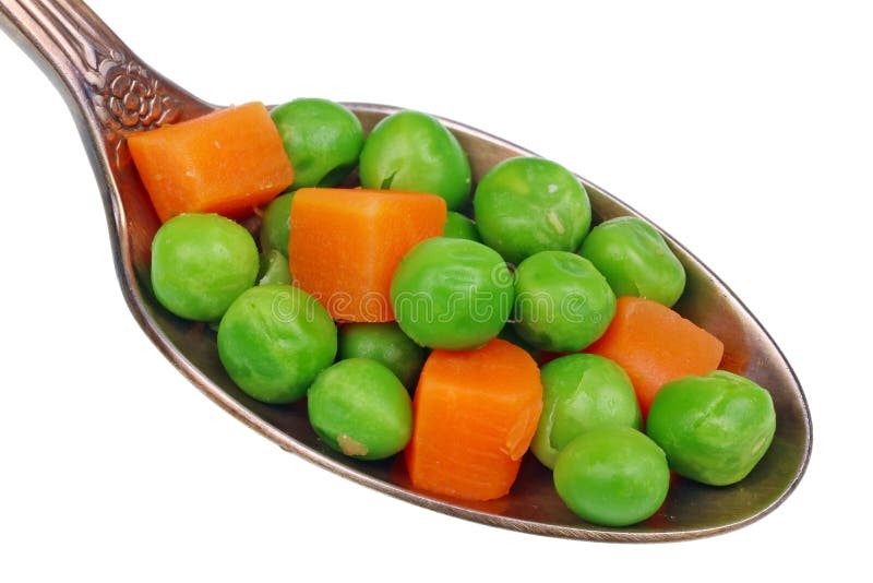 En la vieja cuchara de oro hay un pequeño trozo de comida - trozos de zanahoria y guisantes verdes descongelados aislados macroo imagen de archivo En la vieja cuchara de oro hay un pequeño trozo de comida - trozos de zanahoria y guisantes verdes descongelados aislados macroo imagen de archivo