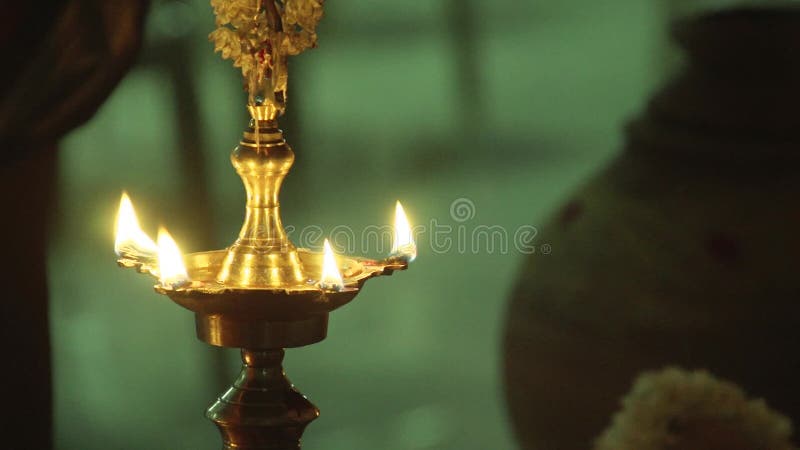 ` En laiton indien du sud traditionnel de Nilavilakku de ` de lampe à pétrole Pendant les événements aimez la pendaison de crémai banque de vidéos