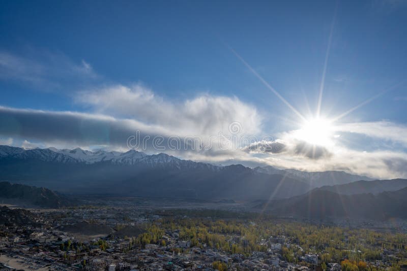 En landskapsikt från den Leh slotten med den bästa sikten för Leh stad, Leh Ladakh, Indien arkivbilder En landskapsikt från den Leh slotten med den bästa sikten för Leh stad, Leh Ladakh, Indien arkivbilder