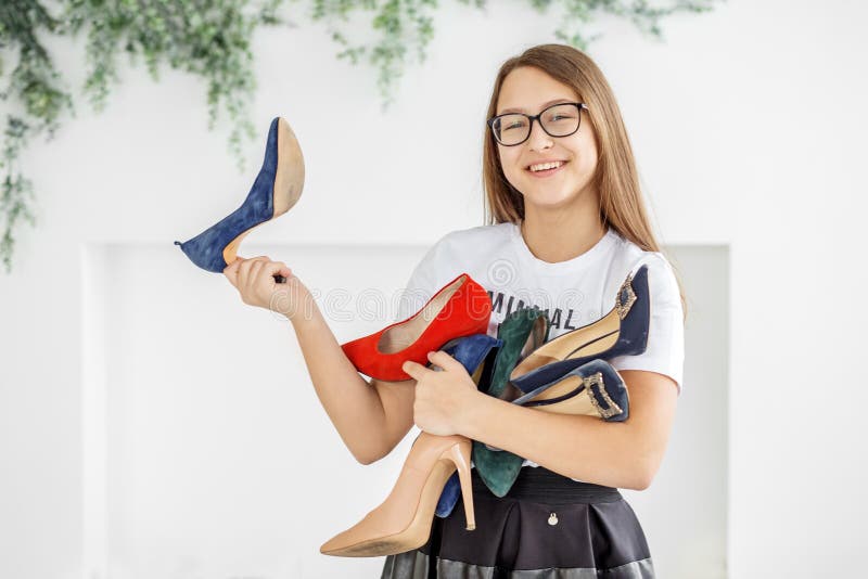En le flicka köper många skor försäljning Begreppsmode, shopping, kläder, livsstil, köpcentrum royaltyfri foto En le flicka köper många skor försäljning Begreppsmode, shopping, kläder, livsstil, köpcentrum royaltyfri foto