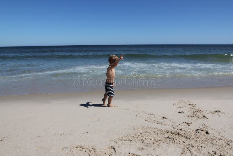 En liten blond pojke går ensam längs havets kust utan föräldrar Sommar, varmt, hav, sol, strand royaltyfri fotografi En liten blond pojke går ensam längs havets kust utan föräldrar Sommar, varmt, hav, sol, strand royaltyfri fotografi