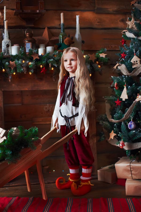 En liten liten flicka leprechaun gnome leker med pushcart fotografering för bildbyråer
