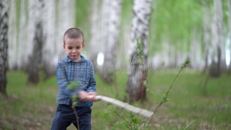 En liten pojke går i en björngrova på en vårdag