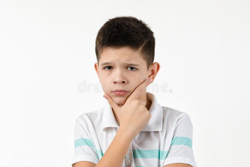 En liten liten pojke i en strimlad t-shirt tänker på något fotografering för bildbyråer En liten liten pojke i en strimlad t-shirt tänker på något fotografering för bildbyråer