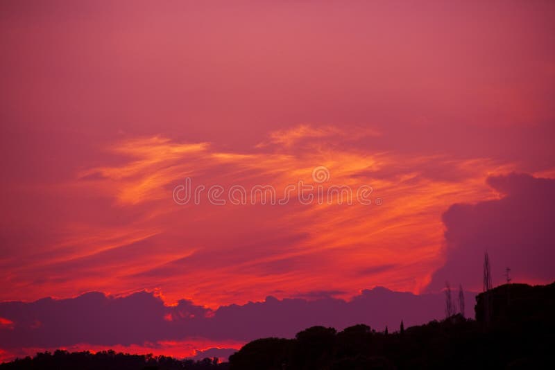 En ljus röd himmel på natten arkivfoton En ljus röd himmel på natten arkivfoton