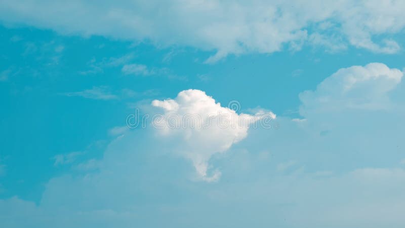 En ljusblå himmel med flytande vita moln royaltyfria bilder