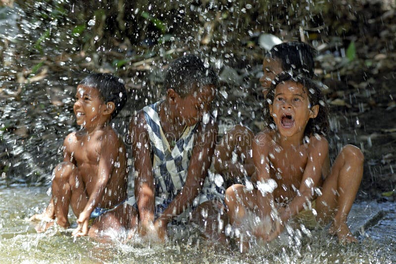 En los niños que juegan y que se lavan del río, el Brasil