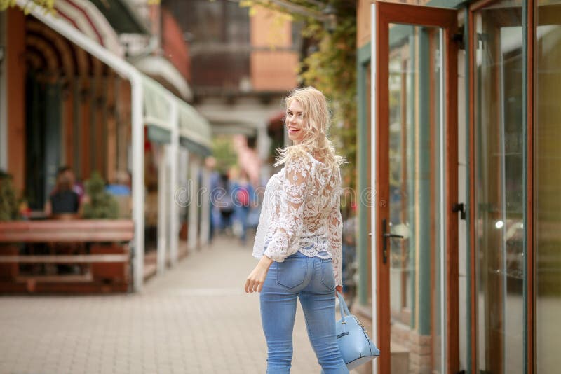 En ?lskv?rd ung dam i sommarhatt som vilar i frilufts- kaf? propped framsida med handen och den v?ntande v?nnen royaltyfri foto En ?lskv?rd ung dam i sommarhatt som vilar i frilufts- kaf? propped framsida med handen och den v?ntande v?nnen royaltyfri foto