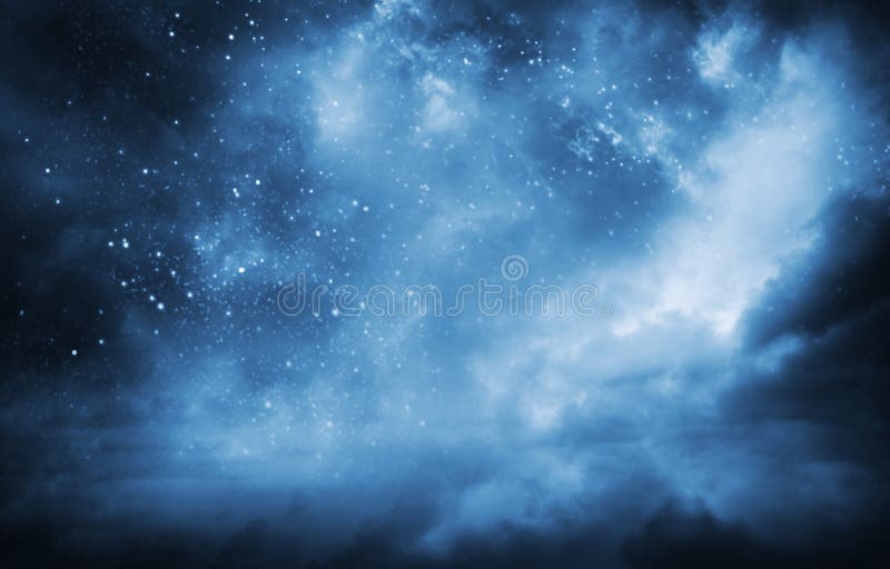 En magisk nattlanscape med stjärnklar himmel och moln