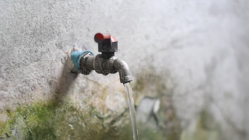 En makro av rinnande vatten från kökvattenkranutloppsröret Startar från långsamt mycket att pressa strömmen därefter tillbaka til