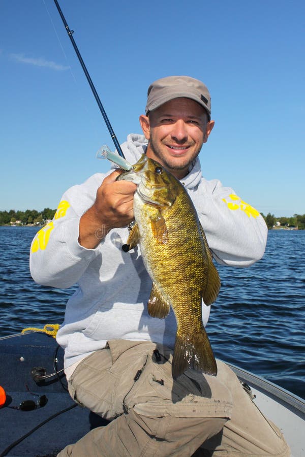 Bas för Smallmouth för manfiske hållande fotografering för bildbyråer