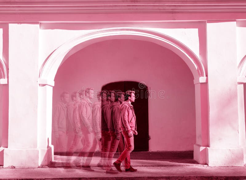 En man går tonad i rosa royaltyfri foto