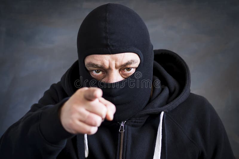 En man i en balaclava på en mörk bakgrund kopiera avstånd Begrepp som stjäler, bedrägeri fotografering för bildbyråer En man i en balaclava på en mörk bakgrund kopiera avstånd Begrepp som stjäler, bedrägeri fotografering för bildbyråer