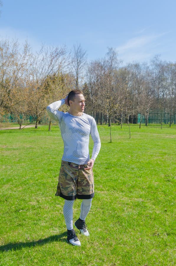 En man i sportkläder i sommaren, drev i parkera royaltyfri fotografi En man i sportkläder i sommaren, drev i parkera royaltyfri fotografi