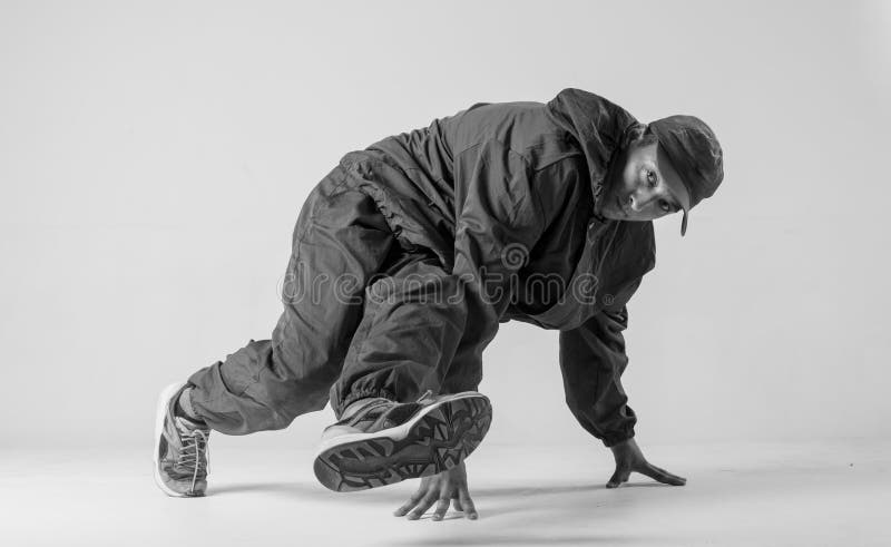 En man-knöldansare eller en pojke-frys i ett läge på vit bakgrund. pojk som gör snygga stötar. arkivfoto
