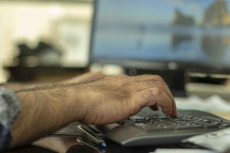 En man som skriver bluetoothtangentbordet arkivfoto En man som skriver bluetoothtangentbordet arkivfoto