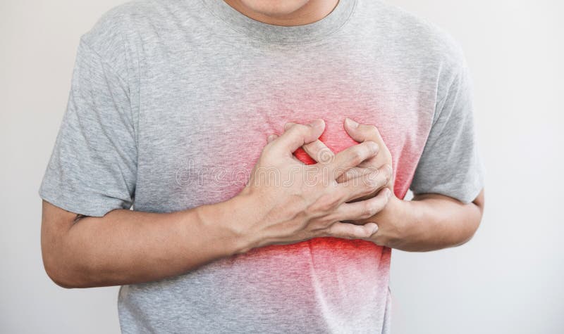 En man som trycker på hans hjärta, med röd viktig av hjärtinfarkt, hjärtafel, andra hjärtsjukdom och bruten hjärta