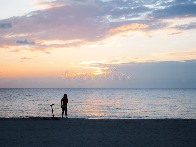 En man står ensam och tänker på den vackra solnedgången på Miami-stranden i Florida, USA arkivbilder En man står ensam och tänker på den vackra solnedgången på Miami-stranden i Florida, USA arkivbilder