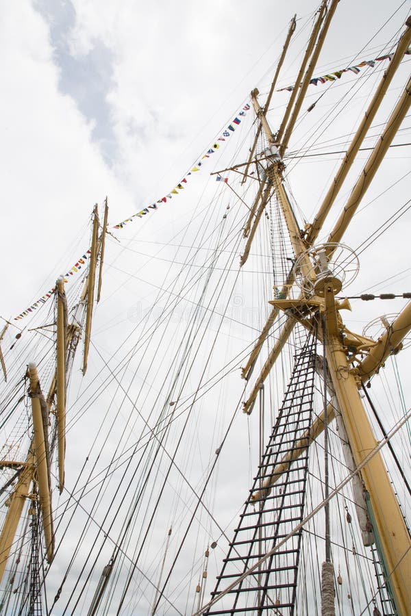 En mast och ett rep i en segelbåt arkivfoton En mast och ett rep i en segelbåt arkivfoton