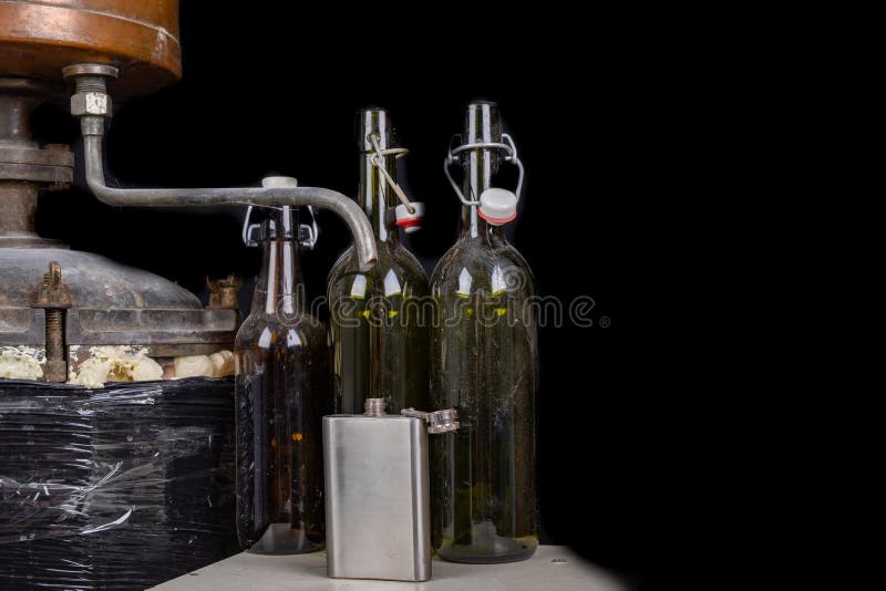 En metallhöft pÃ¥ alkoholdestillationsmaskinen. Tillbehör för personer som producerar alkohol hemma royaltyfria foton En metallhöft pÃ¥ alkoholdestillationsmaskinen. Tillbehör för personer som producerar alkohol hemma royaltyfria foton