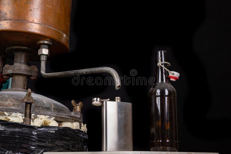 En metallhöft pÃ¥ alkoholdestillationsmaskinen. Tillbehör för personer som producerar alkohol hemma arkivbilder En metallhöft pÃ¥ alkoholdestillationsmaskinen. Tillbehör för personer som producerar alkohol hemma arkivbilder