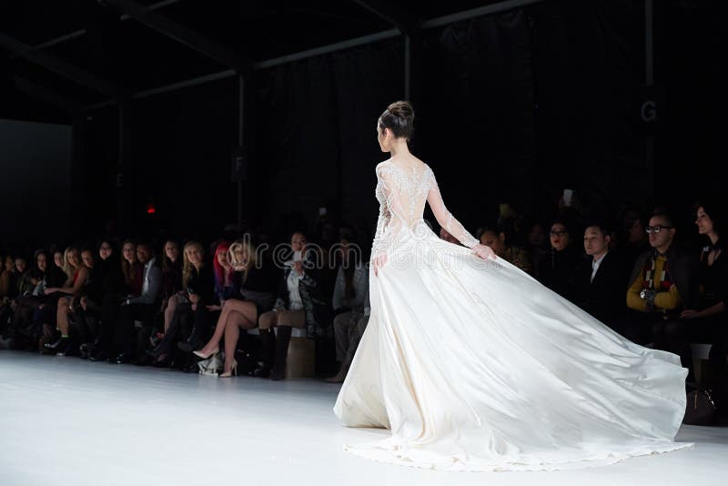 En modell går landningsbanan i den Dany Tabet klänningen på den New York livmodeshowen under MBFW-nedgången 2015 royaltyfri fotografi En modell går landningsbanan i den Dany Tabet klänningen på den New York livmodeshowen under MBFW-nedgången 2015 royaltyfri fotografi