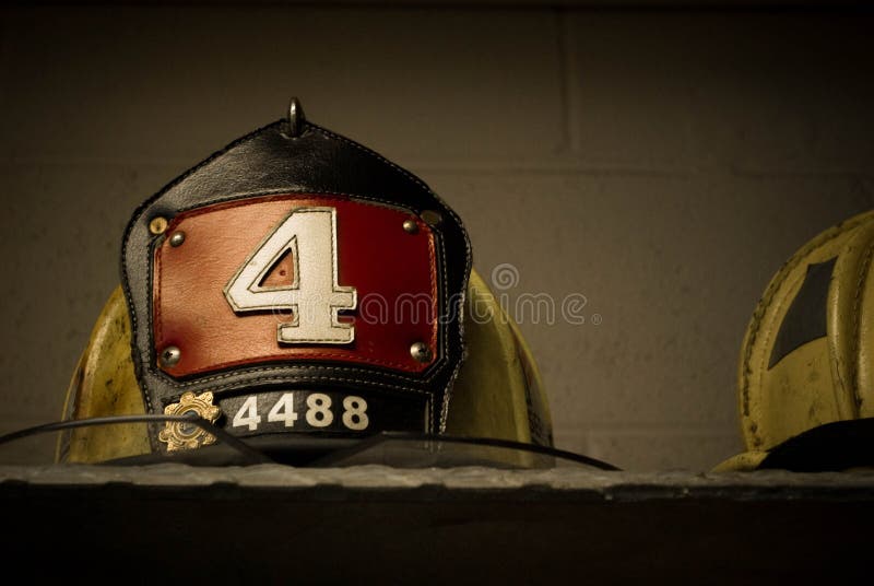 En modig brandman Helmet royaltyfri fotografi En modig brandman Helmet royaltyfri fotografi