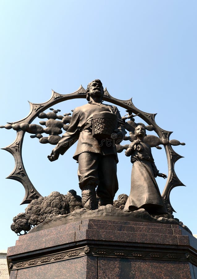 En monument till nybyggarna i Altaien på fyrkanten av Oktober i Barnaul