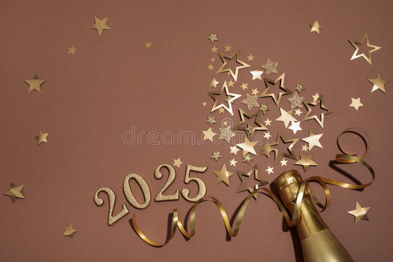 En nyårskomposition med konetti-stjärnor för gyllene champagneflaskor och 2025-nummer på brun bakgrundsfärg. plana arkivbilder