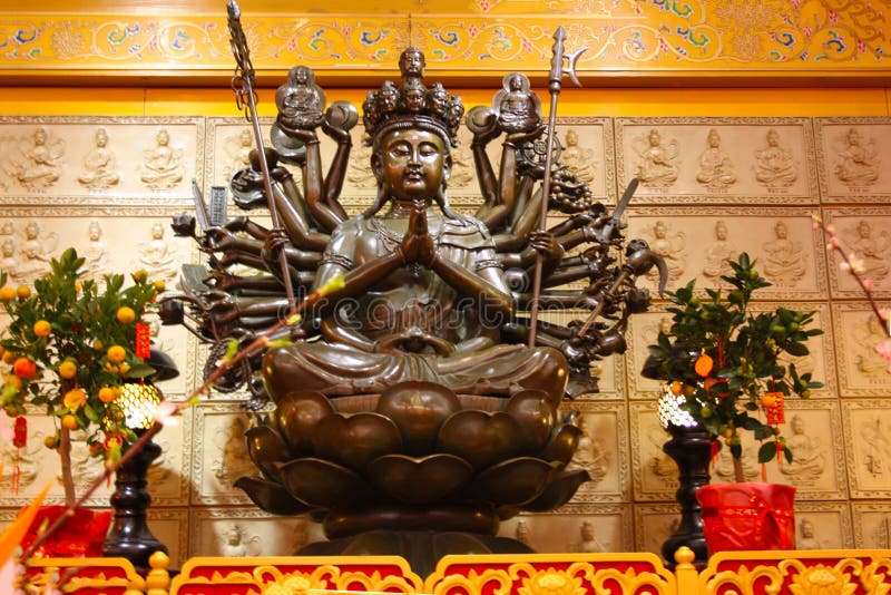 En obestämd sakral religiös staty av en kinesisk buddistisk tempel Ljusa färger och orange bakgrund arkivfoton En obestämd sakral religiös staty av en kinesisk buddistisk tempel Ljusa färger och orange bakgrund arkivfoton