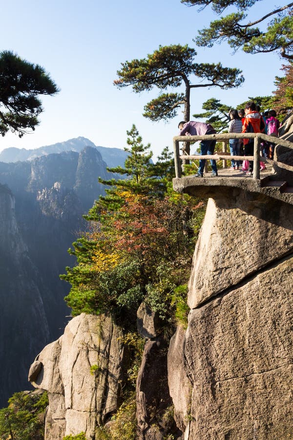 En octubre de 2014 - Huangshan, China - turistas en Grand Canyon del mar del oeste en el Mt Huangshan imagenes de archivo En octubre de 2014 - Huangshan, China - turistas en Grand Canyon del mar del oeste en el Mt Huangshan imagenes de archivo